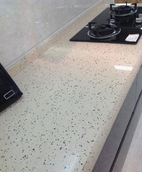 廚房臺面選石英石還是人造石？我家裝修差點選錯，幸好及時了解區別